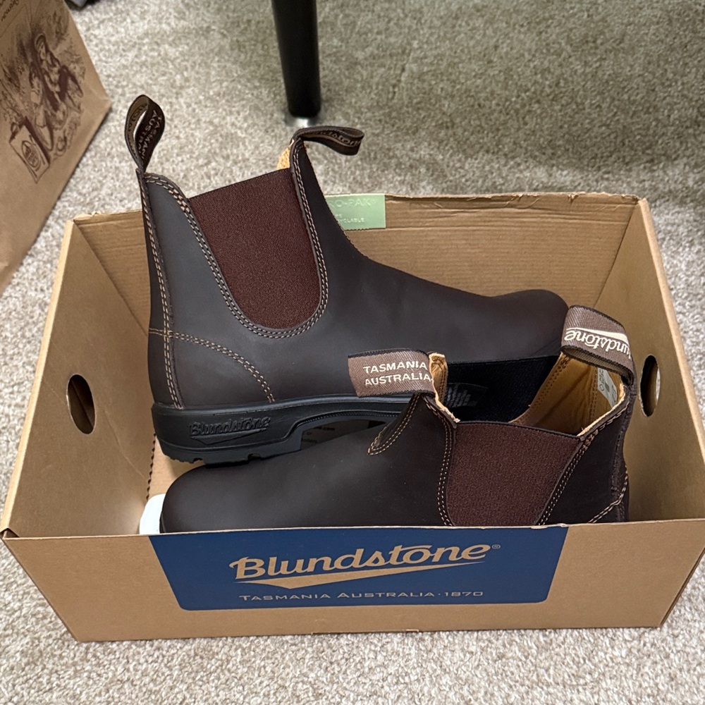 Blundstone Brown Chelsea Boots with Elastic Panels (550)